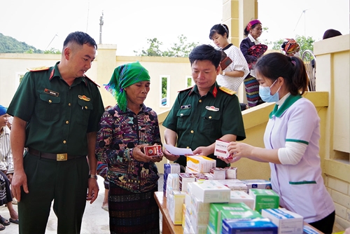 Đoàn Kinh tế-Quốc phòng 337 khám bệnh, cấp thuốc miễn phí cho người dân tại Quảng Trị